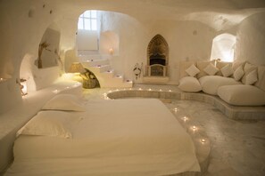 ملاءات من القطن المصري وأغطية فراش مت�ميزة وتجهيزات عازلة للصوت