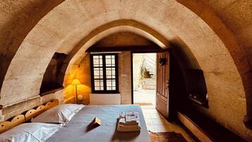 3 bedrooms, Egyptian cotton sheets, premium bedding, soundproofing