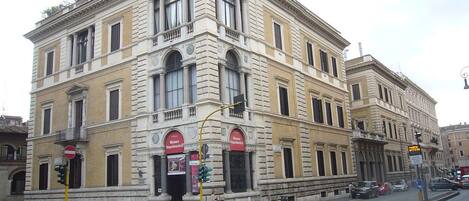 Un bâtiment historique doté d’arcatures et d’une entrée imposante.
