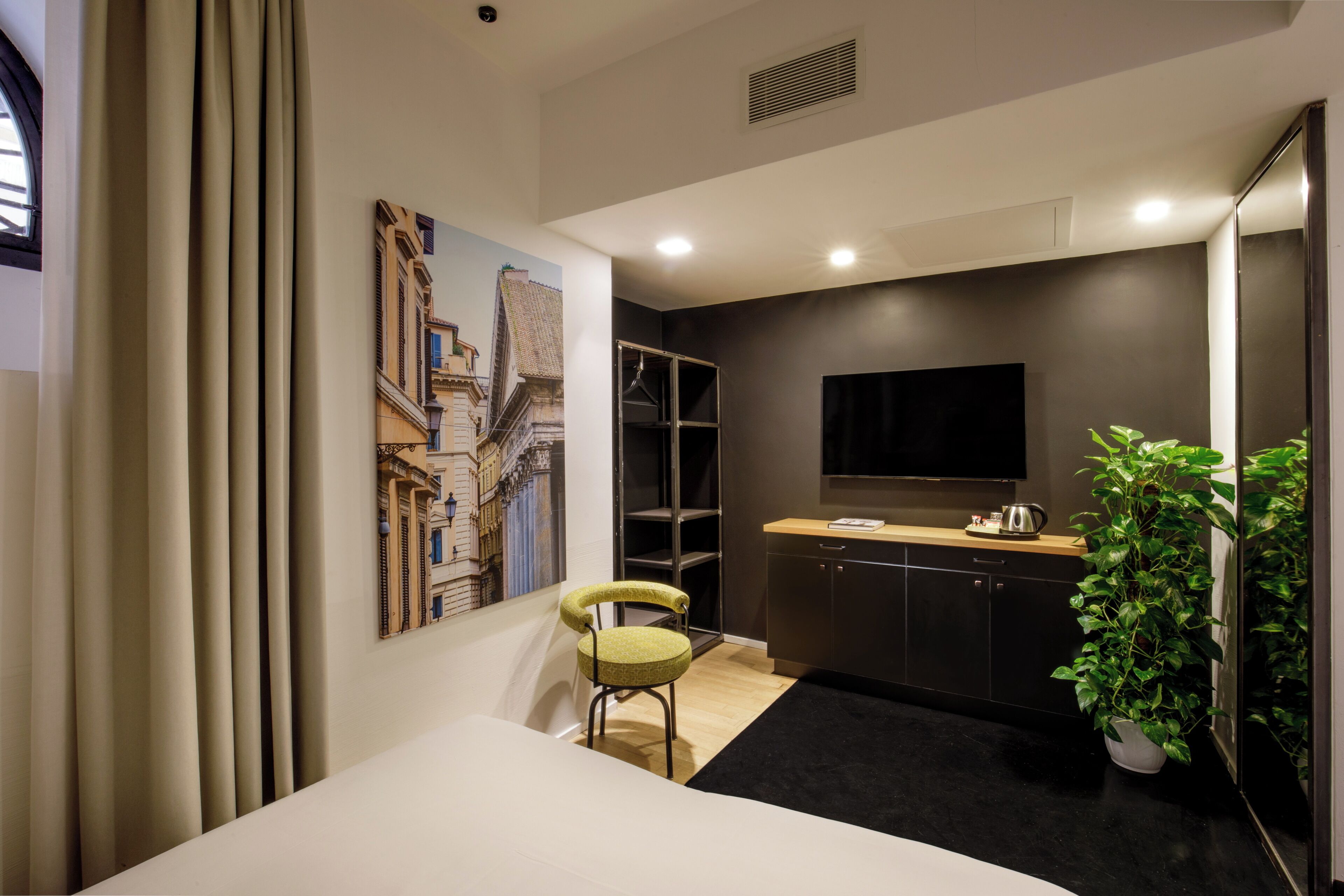 family room | 1 bedroom, down duvets, select comfort beds, free minibar items