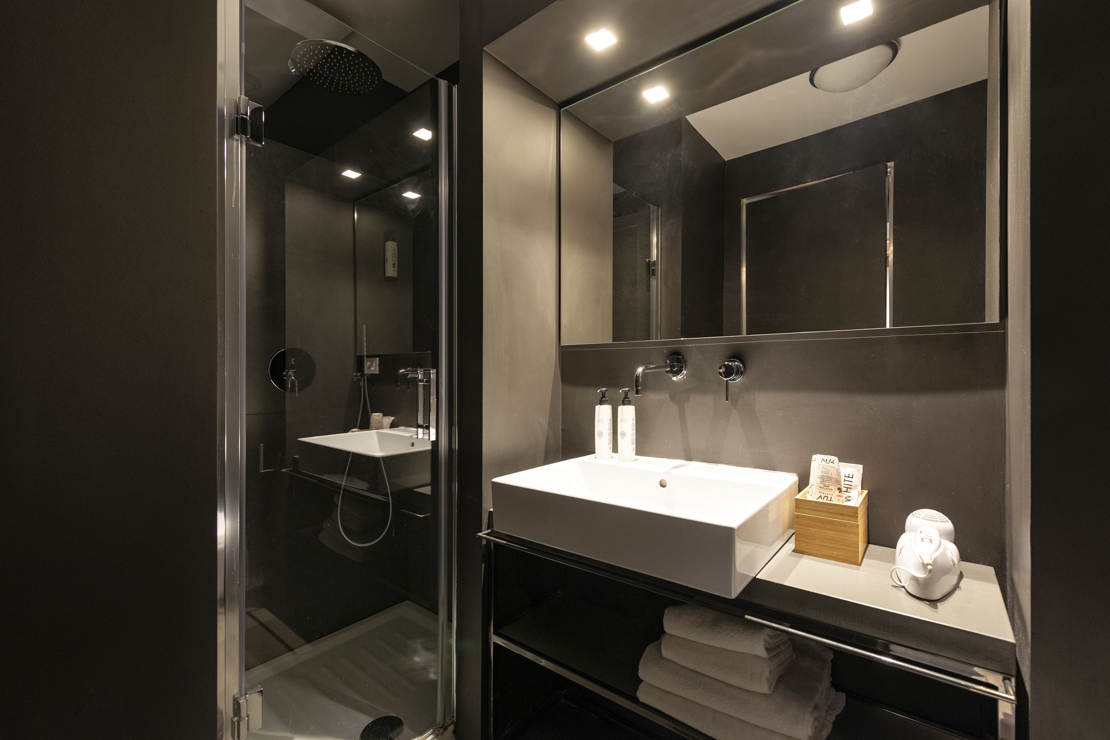 superior double or twin room | bathroom | free toiletries, hair dryer, slippers, bidet