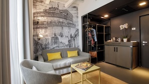 Een moderne woonkamer met een grijze bank, een bijzettafeltje en een kledingkast.