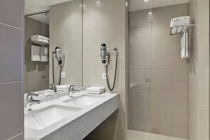 Bañera con ducha, bañera profunda, artículos de tocador gratuitos