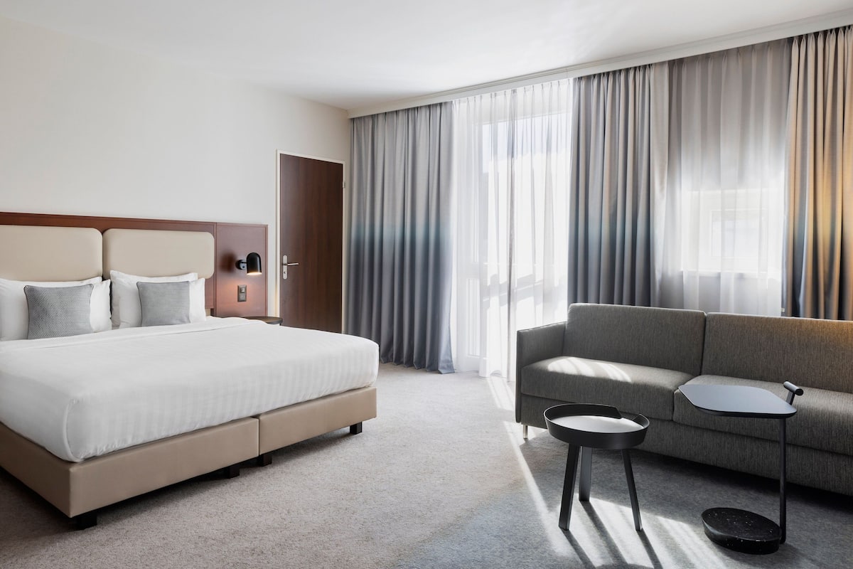 Camera Superior, 1 letto king con divano letto, non fumatori | Biancheria da letto di alta qualità, una cassaforte in camera