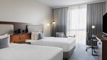 Zimmer, 2 Einzelbetten | Hochwertige Bettwaren, Zimmersafe, Schreibtisch, VerdunkelungsvorhÀnge