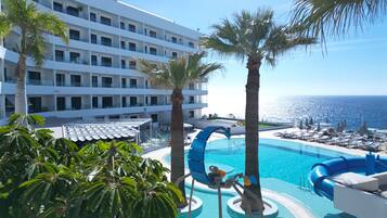 Alberca al aire libre, camastros y salvavidas en la propiedad