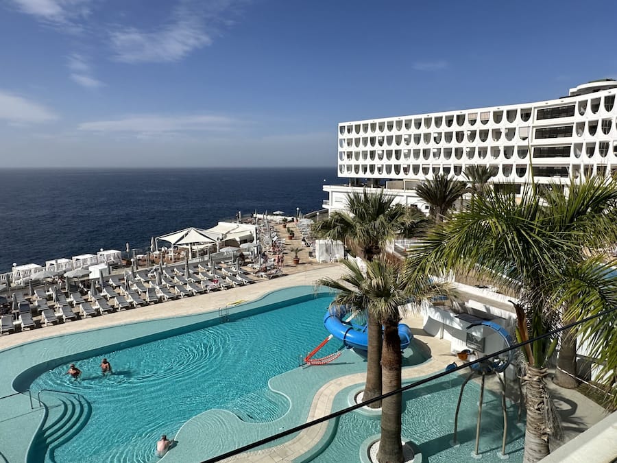 Caja fuerte, tabla de planchar con plancha, wifi gratis y ropa de cama