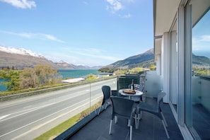 Apartamento de lujo, 2 habitaciones, vistas al lago | Ropa de cama de alta calidad y escritorio