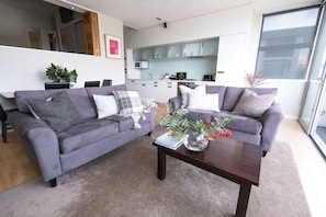 Habitación, 1 cama de matrimonio grande | Zona de estar | Una televisión LCD