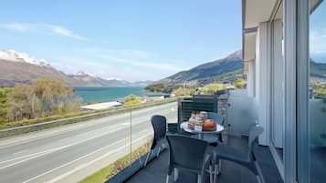 Luxe beddengoed, een bureau, een laptopwerkplek, geluiddichte muren