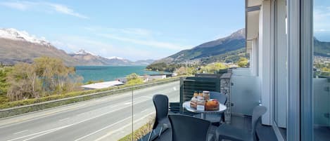 Sängtillbehör av högsta kvalitet, skrivbord och arbetsyta för laptop