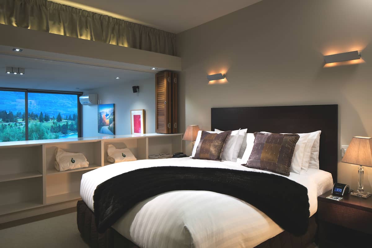 1 bedroom, premium bedding, desk, laptop workspace