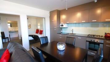 Suite | Privékeuken | Een koelkast, een microgolfoven, een waterkoker