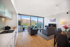 Luksusleilighet, 2 soverom, utsikt mot innsjø | Oppholdsområde | LCD-TV