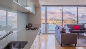 Una cocina moderna con un amplio ventanal con vistas a un paisaje montañoso.