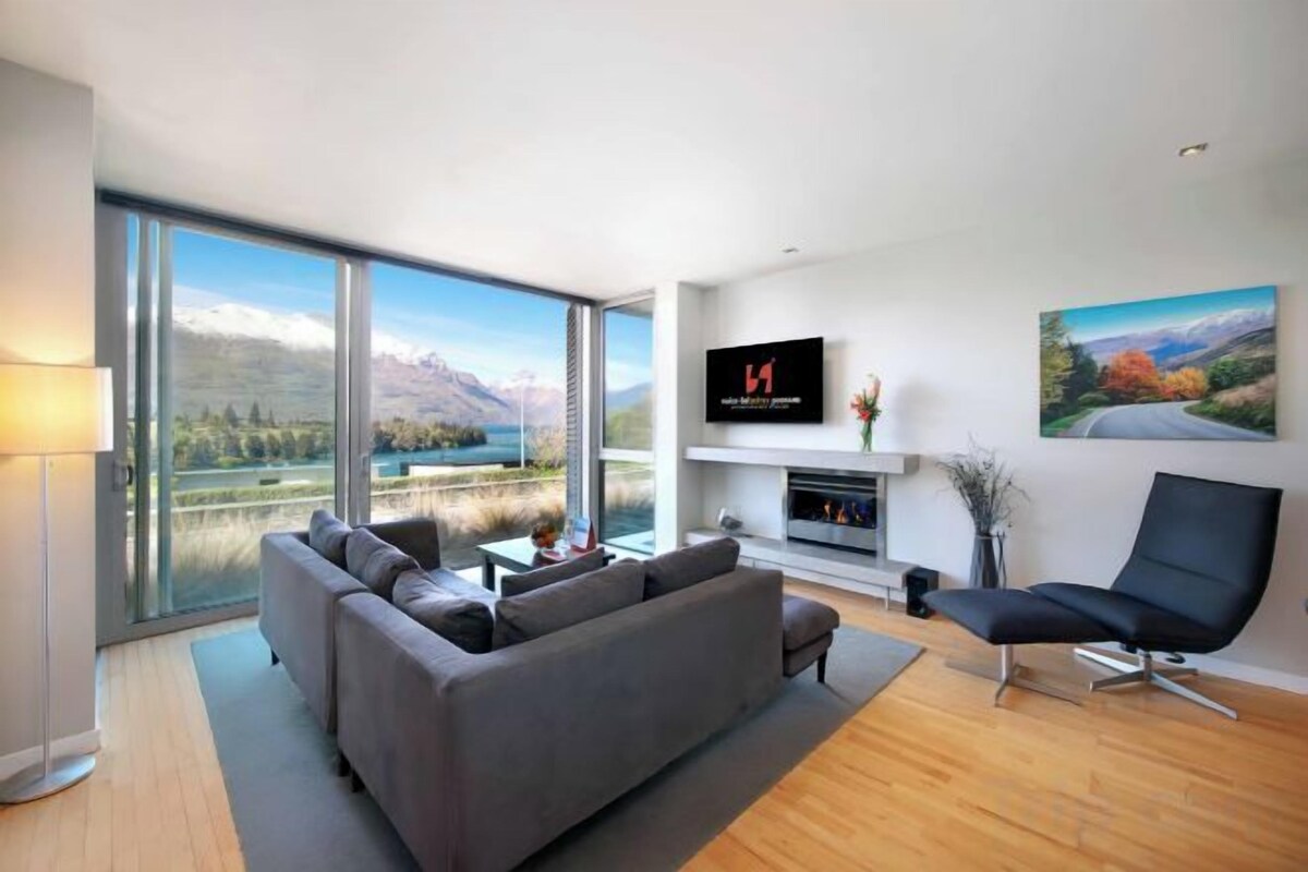 Lake View Two Bedroom Apartment With Two Bathrooms