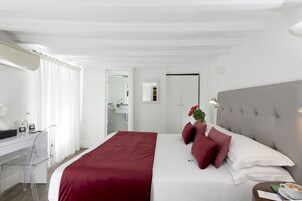Et moderne hotelværelse med en stor seng, et skrivebord og en stol.