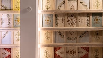 Techo con paneles decorativos que presentan motivos florales y geométricos.