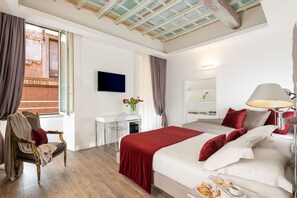 Dreibettzimmer | Zimmersafe, Schreibtisch, schallisolierte Zimmer, kostenloses WLAN