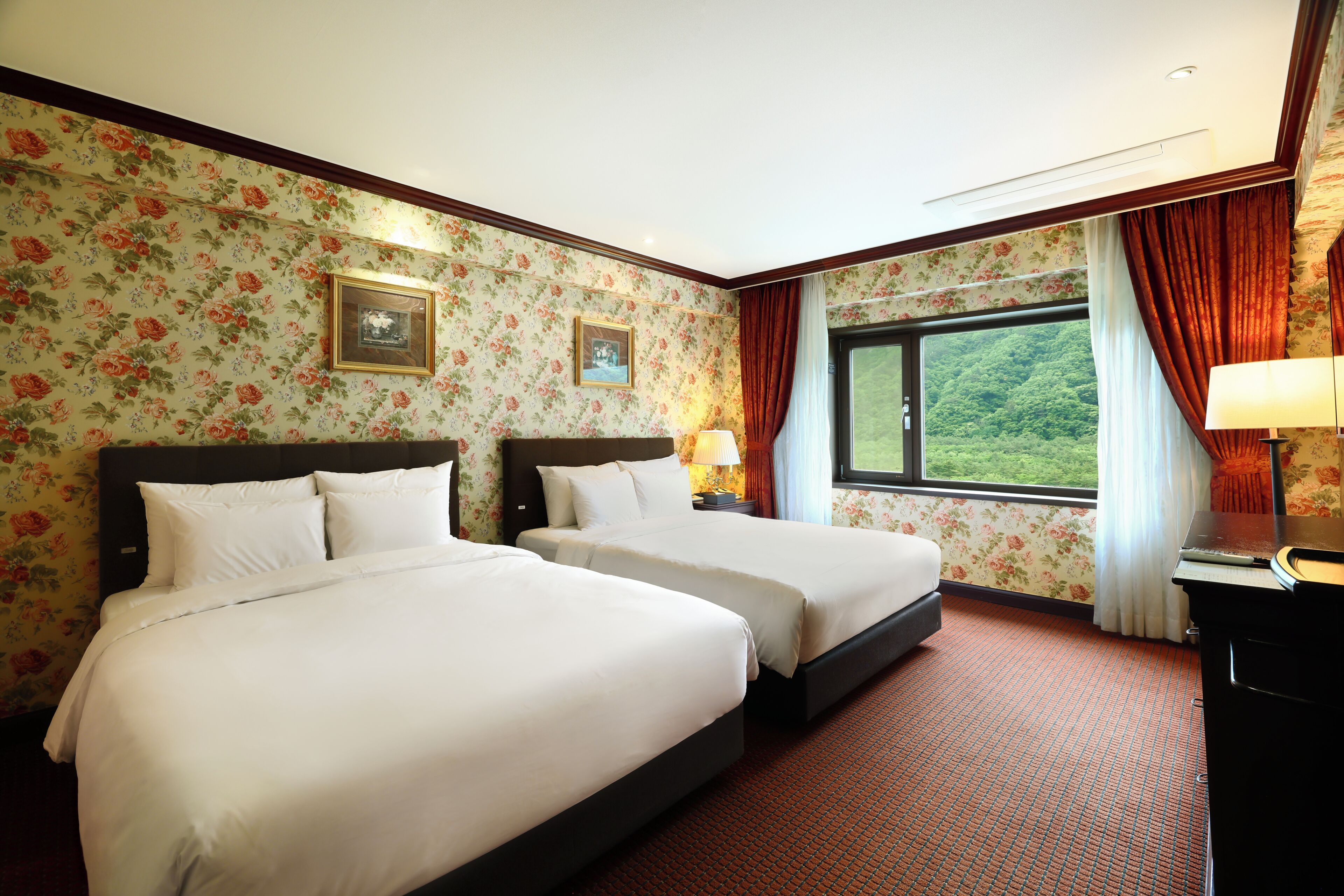 Suite, 2 camas matrimoniales, para no fumadores, vista a la montaña | Ropa de cama de alta calidad, edredón y camas con efecto memoria 