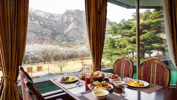 Daily continental breakfast (KRW 29900 per person)