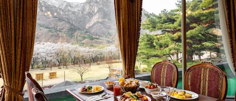 Daily continental breakfast (KRW 29900 per person)