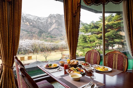Daily continental breakfast (KRW 29900 per person)