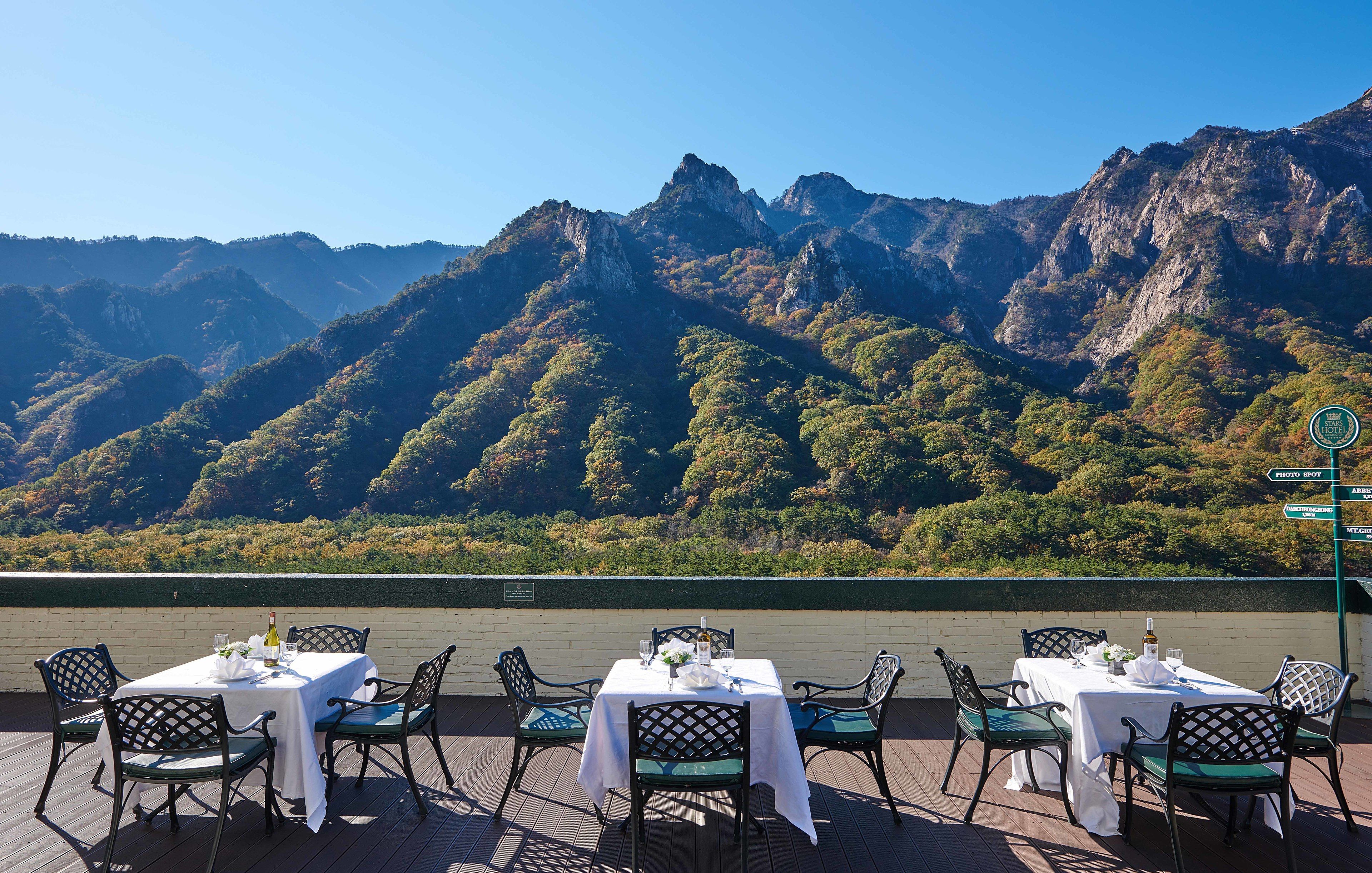 2 restaurants, breakfast served