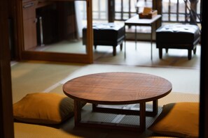 Down comforters, in-room safe, free WiFi, bed sheets - Shima Onsen Kashiwaya Ryokan (Nakanojo)