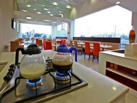 Una cocina con estufa a gas y cafetera.