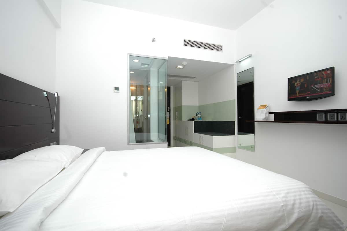 Peralatan tempat tidur premium, bar mini, peti besi dalam bilik, meja