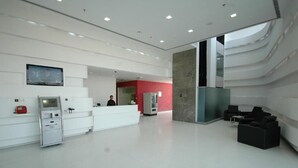 A modern lobby with a reception desk, a self-service kiosk, and seating area. - Keys Select by Lemon Tree Hotels, Ludhiana (Ludhiana)