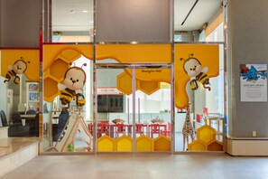 Área de juegos infantiles techada