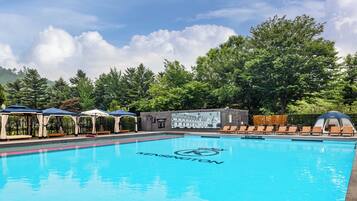 Piscine couverte, piscine extérieure (ouverte en saison)