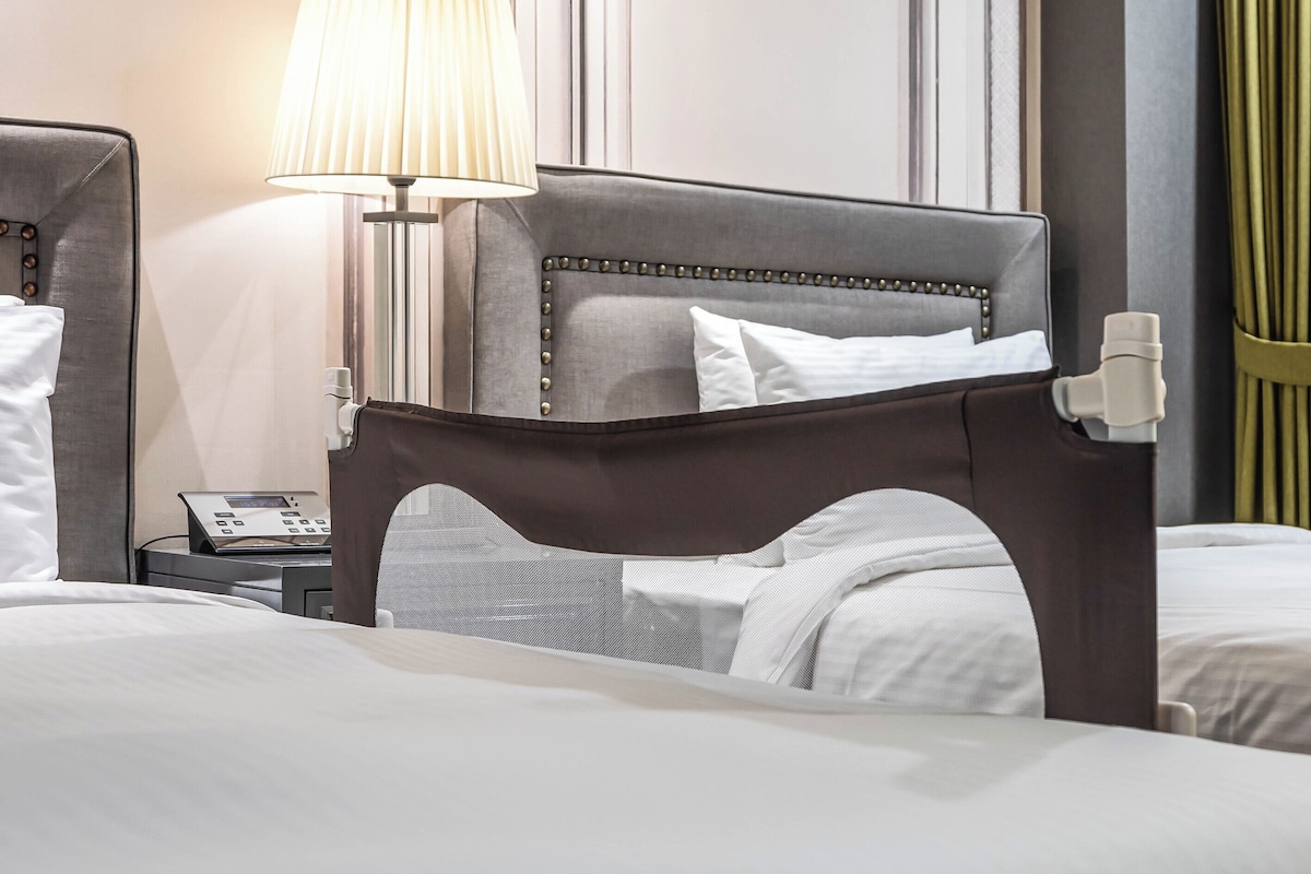 Premium bedding, in-room safe, blackout drapes, soundproofing
