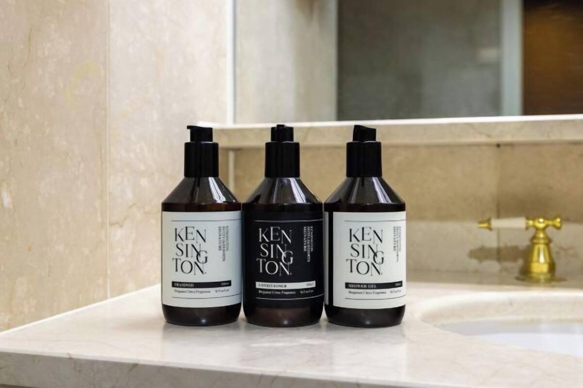 Bathroom amenities | Separate tub and shower, free toiletries, hair dryer, slippers