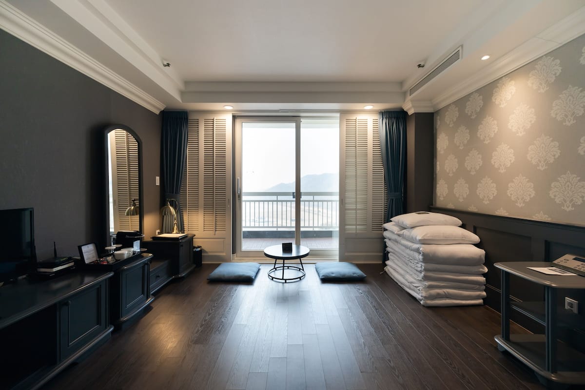 traditional room, mountain view (deluxe ondol room / high floor) | mountain view