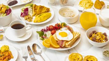 Sarapan prasmanan setiap hari dengan biaya tambahan