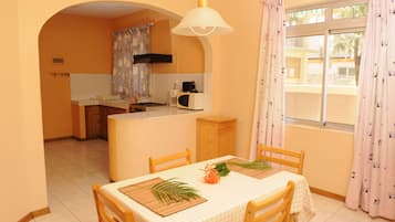 Full-size fridge, microwave, coffee/tea maker, cookware/dishes/utensils