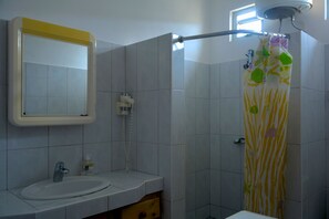 Apartment, 3 Bedrooms | Bathroom | Shower, hair dryer, towels - Pingouinvillas (Blue Bay)