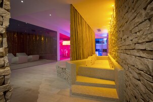 Un sauna, baño turco/hammam, masajes tailandeses, masajes deportivos