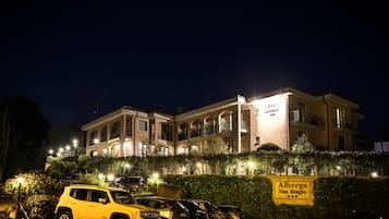 Facciata della struttura - sera/notte