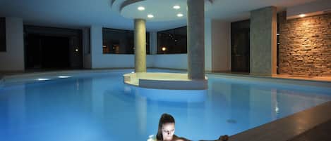 Alberca techada, acceso de 09:00 a 00:00, y camastros