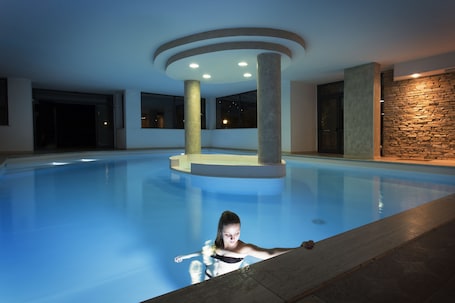 室内游泳池,09:00 至 00:00 开放,日光浴躺椅