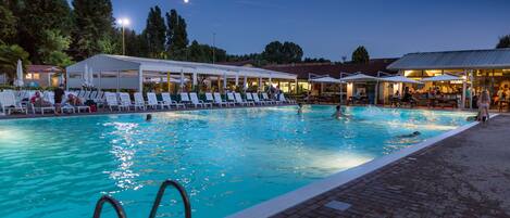 Piscina stagionale all'aperto, ombrelloni da piscina, lettini