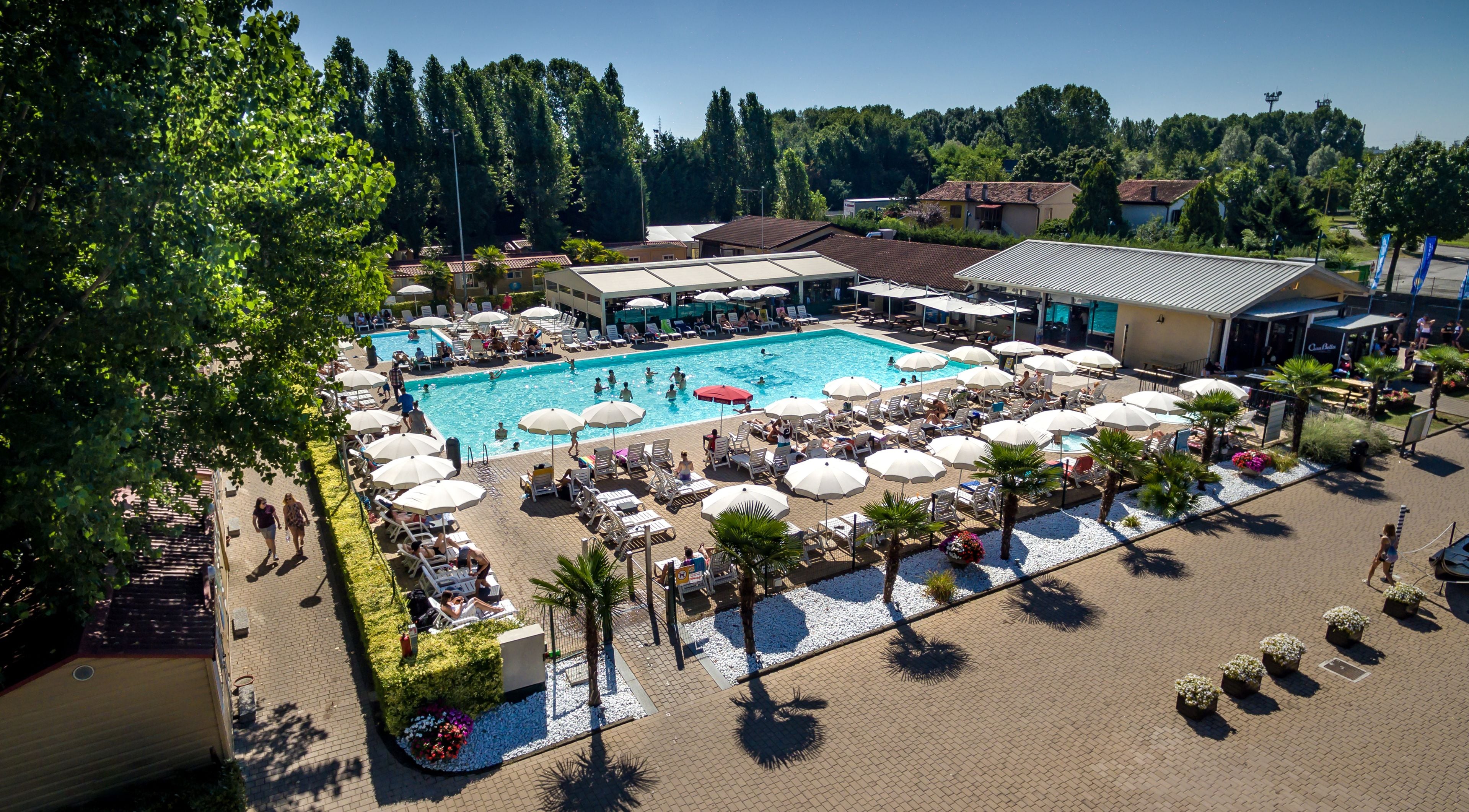 Bar accanto alla piscina