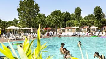 Seasonal outdoor pool, pool umbrellas, sun loungers