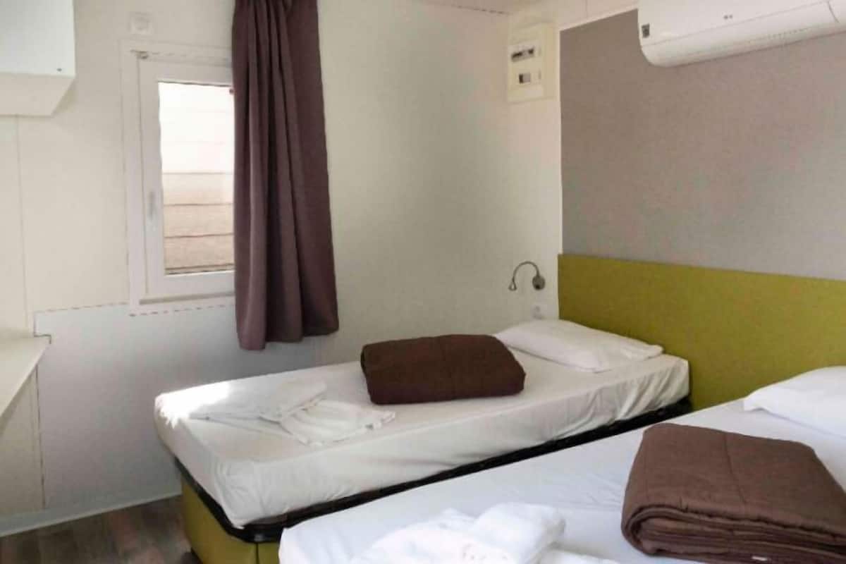 Cortinas blackout, berços (sobretaxa), Wi-Fi de cortesia, roupa de cama