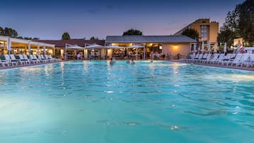 Poolside bar