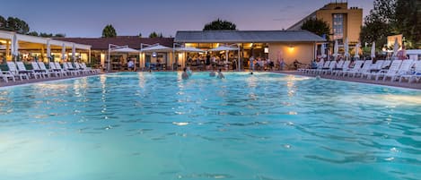 Poolside bar